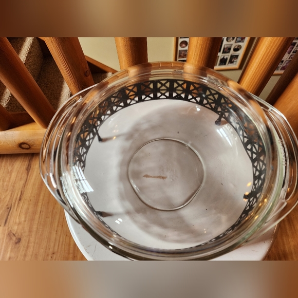Pyrex Round Clear Covered Casserole Dish With Black Metal Stand - Picture 3 of 8